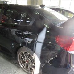 スバルのWRX STI（CBA-VAB）：傷の修理方法と費用　左クォーターパネル板金塗装、右クォーターパネルデントリペア　作業工賃125,000円/合計金額（税込）135,000円