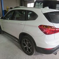BMWのX1（DBA-HS15）：傷の修理方法と費用　左サイドスカート、左テール交換　部品代金58,800円/左リアドア板金、リアバンパー塗装など　作業工賃166,200円/合計金額（税込）243,000円