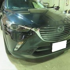 マツダのCX-3（LDA-DK5FW）：傷の修理方法と費用　右リアサイドガーニッシュ他交換　部品代金5,850円/左リアドア板金、右リアベルトラインモール他脱着、塗装など　作業工賃64,200円/合計金額（税込）75,654円