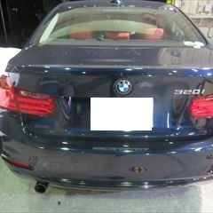 BMWの320i（DBA-3B20）：傷の修理方法と費用　トランク板金塗装　作業工賃75,000円／合計金額（税込み）81,000円