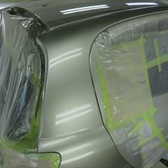 トヨタのカローラスパシオ（GF-AE111N）：傷の修理方法と費用　リアバンパーカバー他の交換、ボディロワバックパネル、右クォーターパネル、右ルーフサイドインナパネル他の板金、脱着修理、塗装
