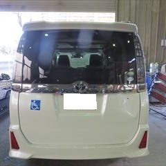 トヨタのヴォクシー（DBA-ZRR85W）：傷の修理方法と費用　リアバンパー、リアゲート他の交換、リアガラス脱着、左スライドドア、クォーターパネル板金塗装、他