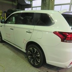 三菱のアウトランダーPHEV（GG2W-0302680）：傷の修理方法と費用　左フロントドア、左リアドア、左クォーターパネル、フェンダーのエンブレム、塗装　合計金額（税込み）179,010円