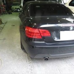 BMWの3シリーズ（ABA-DX35)：傷の修理方法と費用　左サイドステップ、ベルトモール他の交換　部品代金68,720円/左フロントドア板金、塗装など　作業工賃78,800円/合計金額（税込）159,322円