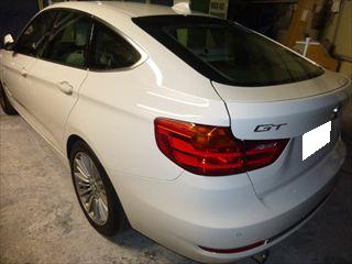 BMW320i（DBA-3X20）：傷の修理方法と費用　左クォーター・パネルの板金、塗装　作業工賃100,000円／合計金額（税込）108,000円