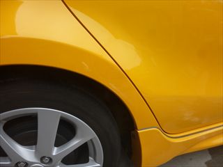 トヨタのアクア(DAA-NHP10)：傷の修理方法と費用　右クォーターパネル板金塗装　作業工賃40,000円／合計金額(税込)43,200円