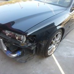 トヨタのチェイサー（E-JZX100）：傷の修理方法と費用　フロントバンパー、左フォグランプ、左ヘッドランプ他の交換　部品代金129,080円／左フロントフェンダ、左ラジエータサポート他の板金、塗装　作業工賃159,310円／合計金額（税込）311,461円