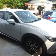 マツダのCX-3（LDA-DK5FW）：傷の修理方法と費用　右リアドアガーニッシュ交換　部品代金5,350円／右リアドア板金塗装　作業工賃85,000円／合計金額（税込）97,200円