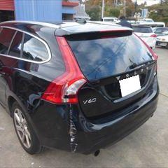 ボルボのV60（DBA-FB4164T）：傷の修理方法と費用　左テールランプ交換　部品代金38,400円／リアバンパー脱着修理費用、バックパネル修理費用、塗装　作業工賃130,000円／合計金額（税込）181,872円