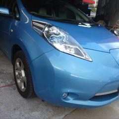 日産のリーフ（ZAA-ZEO）：傷の修理方法と費用　右リアドア、右ロックピラー板金、塗装　作業工賃130,000円/合計金額（税込）140,400円