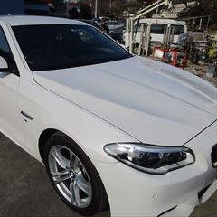 BMWの５シリーズ（LDA-FW20）：傷の修理方法と費用　右リアドア　板金　塗装　合計金額（税込）100,000円