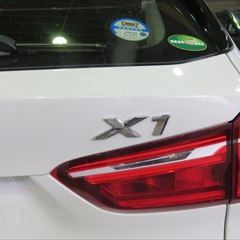 BMW X1（LDA-HT20）傷、ヘコミの修理方法と費用　バックドア リアエンブレム 　板金塗装 取替 工賃/パーツ代込み（税込）73,678円