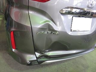 ホンダ フリード（6BA-GB5） 修理方法 左リアバンパーフェイス テール
