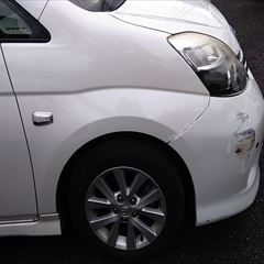 トヨタ・アイシス（DBA-ZGM11W）：傷の修理方法と費用　フロントバンパー修理、塗装　修理費用合計77,000円（税込）