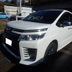 トヨタ・VOXY（DBA-ZRR80W）：傷の修理方法　前後バンパー、バックドアパネル取替、塗装