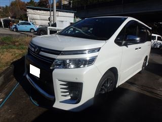 トヨタ・VOXY（DBA-ZRR80W）：傷の修理方法　前後バンパー、バックドアパネル取替、塗装