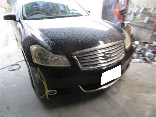 日産のフーガ（DBA-PY50）：傷の修理方法　フロントバンパーフェイシア、右ヘッドランプの脱着、右フロントフェンダの鈑金、その他の部品交換、塗装
