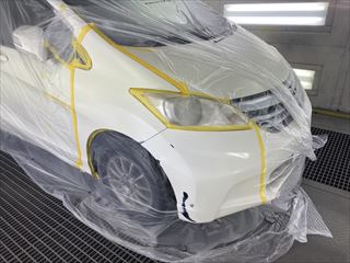 ホンダ・フリード（DBA-GB3）：傷の修理方法　フロントバンパーフェイスと右フロントフェンダーパネルの脱着と修理、塗装